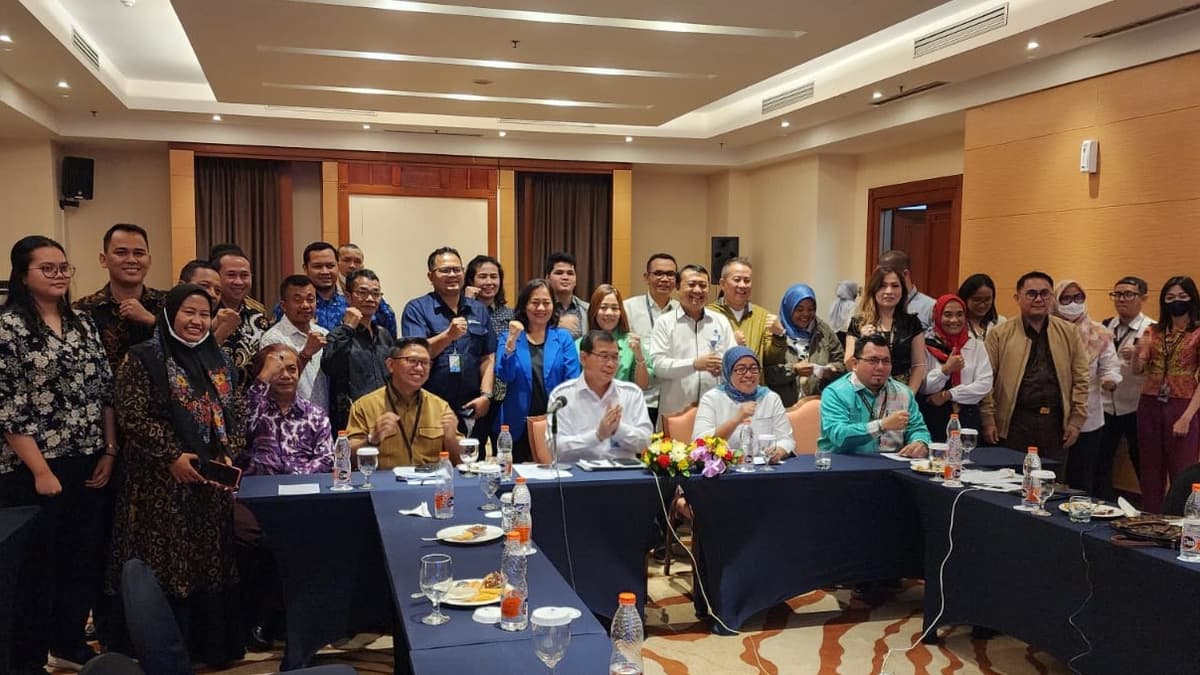 Tim jasa mandiri sedang berdiskusi
